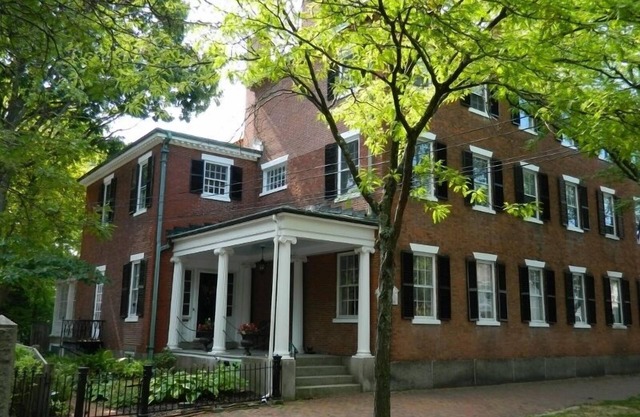 Histórica mansión de ladrillo del período federal en la legendaria Chestnut Street, Salem