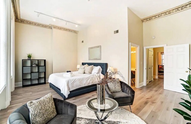 Historic, Grand 2-bedroom-OTR/TQL walking distance