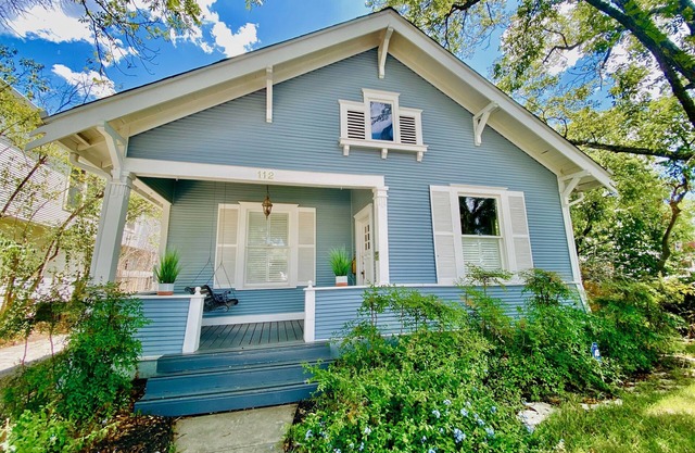 Historic home, Heated Mini Pool, near downtown San Antonio! Walk to Zoo & Witte!