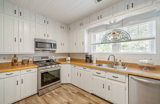 Historic home in downtown Jasper with shaded patio, grill, mountain views & AC