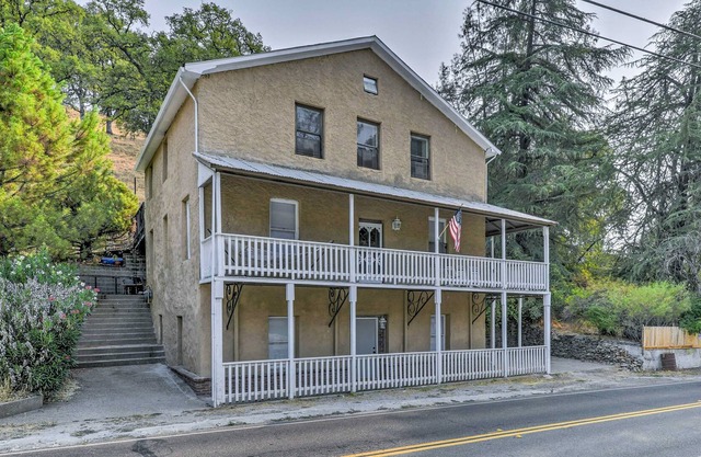 Historic home surrounded by trees minutes from Jackson with grill & central AC