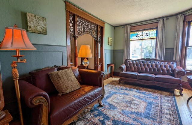 Historic House | Sleeps 9 | 8 Minutes from Duluth