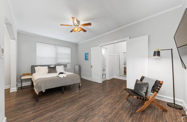 Historic HP Studio with Fast Transit to UChicago & DT by Zen Rentals