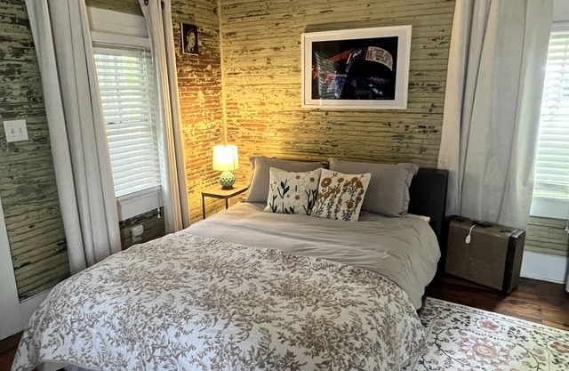 Historic In-town Athens Cottage! Walkable to Downtown, UGA and Normaltown!