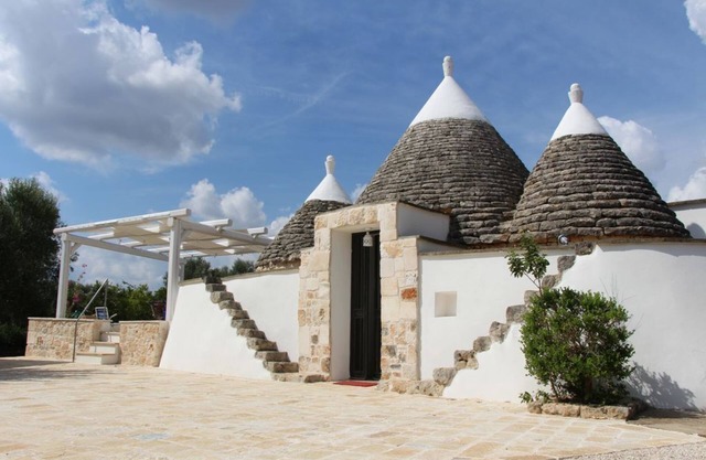 Trullo histórico en el campo pero cerca de las playas de arena.