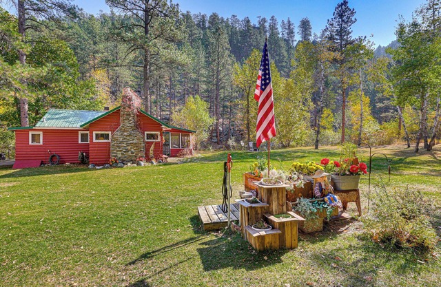 Histórico 'Grizzly Gulch Cabin' cerca del monte. Rushmore!
