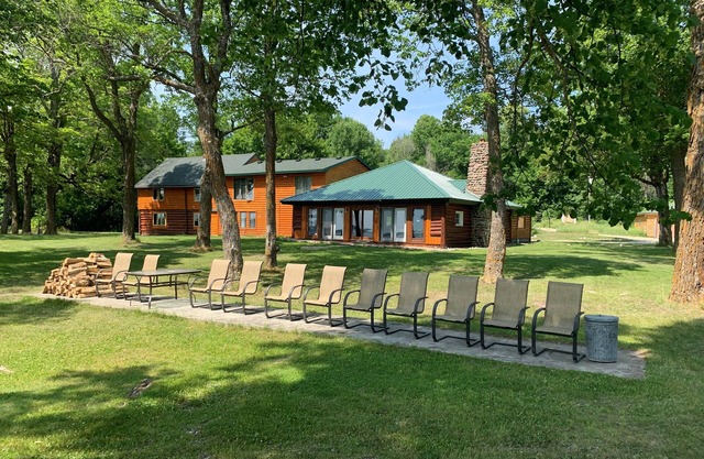 Historic lakefront lodge with full bar, sauna, private boat ramp