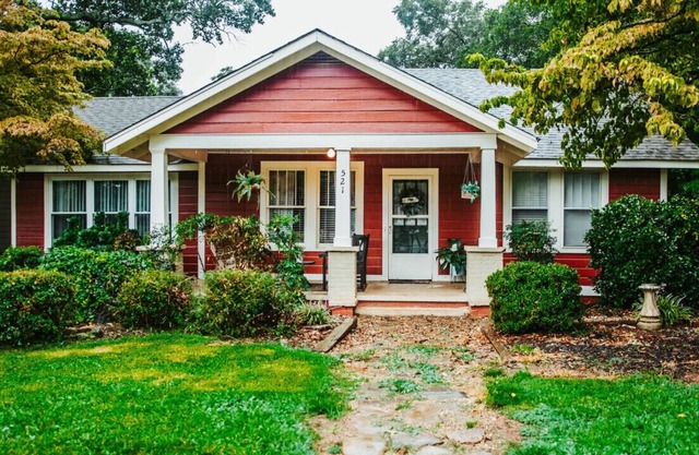 Historic Landrum Cottage: Minutes to Downtown
