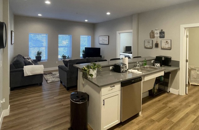 Historic Lincoln Building. Remodeled. Sleeps 6! Close to Silver Mountain!