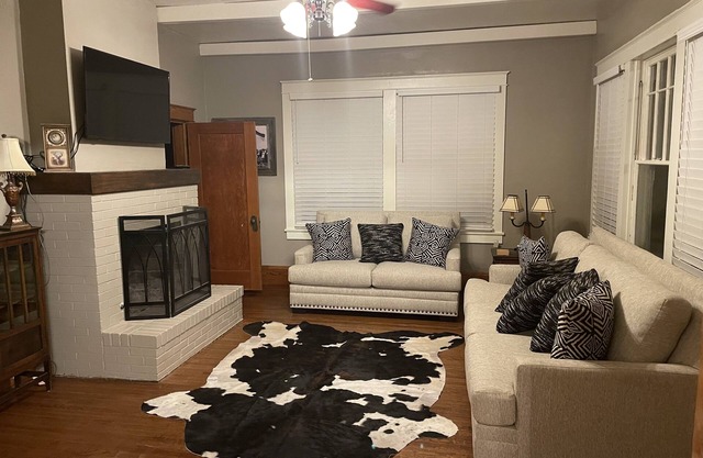 Historic Lisenby-Campbell House; Spacious, Historic & Tastefully Updated.