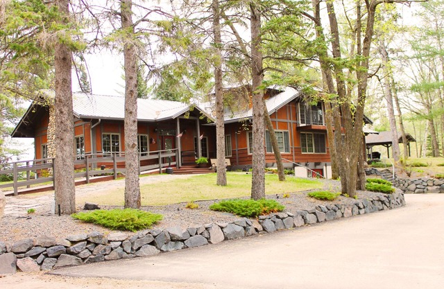 Lodge histórico en 48 acres. Duerme 25. Gran sala grande