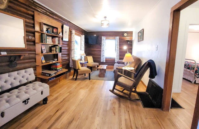 Historic log cabin in walking distance of downtown