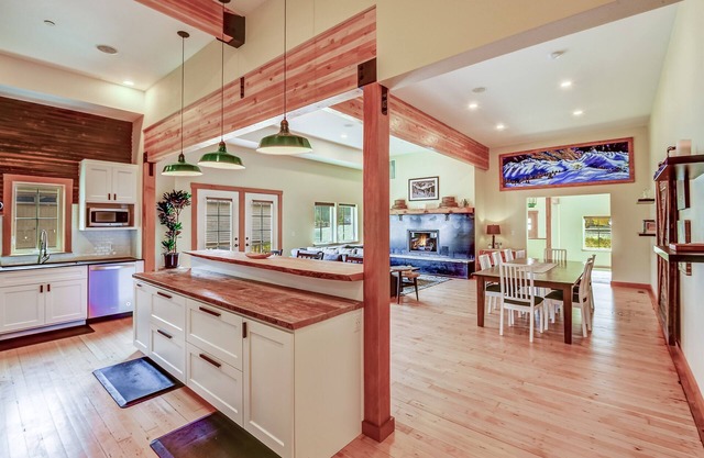 Historic luxe lodge in heart of Cascades