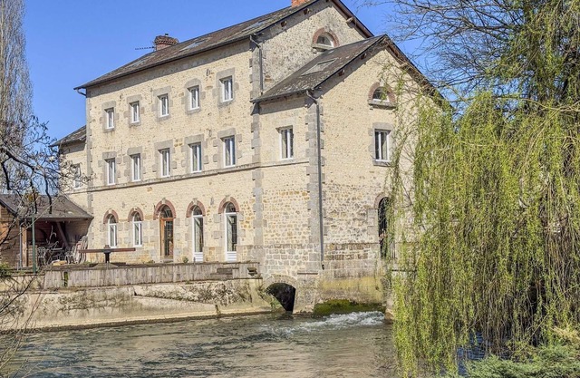 Superb mills with working wheel. Enjoy 6 bedrooms and 3 bathrooms
