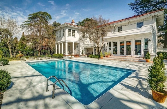 Historic Marshall house w/3 King sized beds, 11 total beds & saltwater Pool