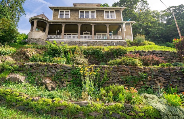 Historic Marshall Inn Private Rental with river & mountain views, walk downtown!