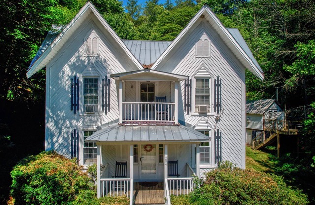 Historic McGuire House - Riverfront Historic House en Todd!