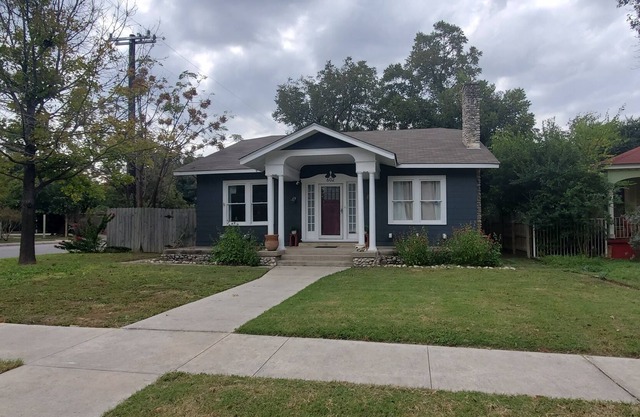 Historic Neighborhood Guest House Close to Great Restaurants, Bars and Downtown