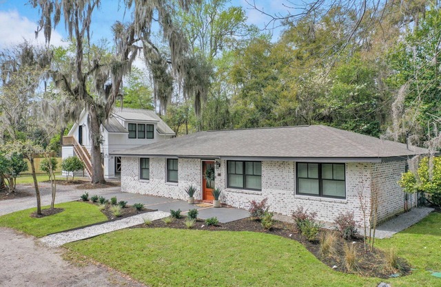 Historic Old Town + Modern 4 BR Retreat + Fire Pit