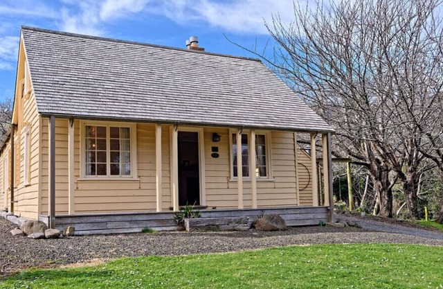 Historic Pavitt Cottage - Robinsons Bay Holiday Home