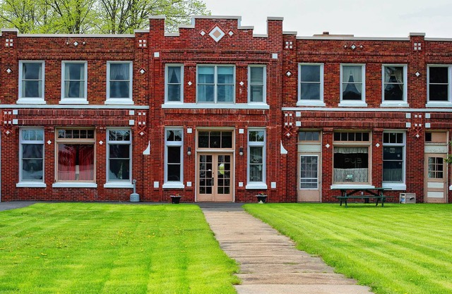 Historic Pelican Lakeside Resort for family reunions and group vacations.