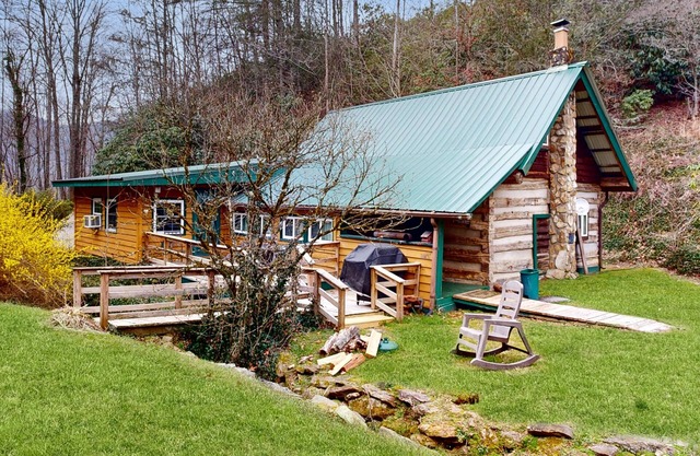 Histórico, cabaña de madera privada con terraza, chimenea y estufa de leña: ¡un perro está bien!
