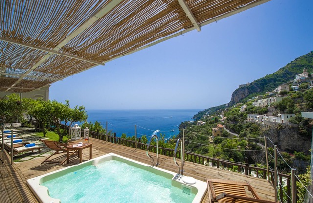 VILLA LAURO. Residencia histórica de lujo con espectaculares vistas al mar de Amalfi.