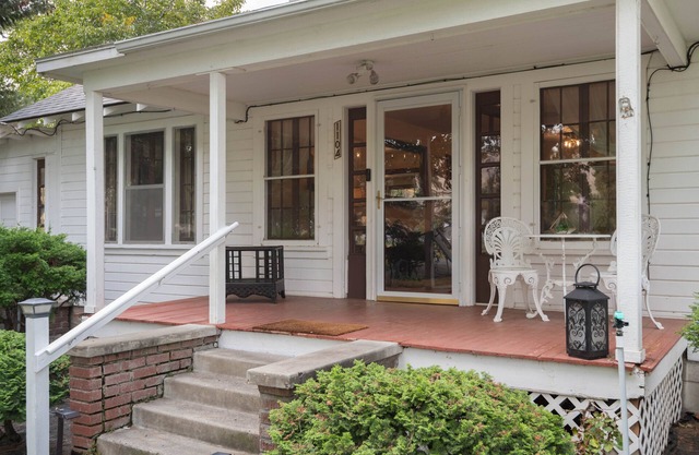 Historic River Front Farmhouse Near Wineries-Private waterfront! Winery tour!