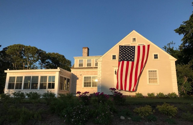 Histórica casa frente al río en el río Herring, a media milla de Nantucket Sound