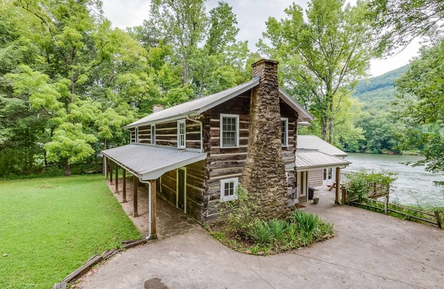 Historic riverfront log cabin with washer/dryer, firepit, central AC