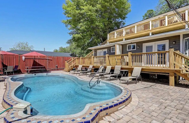 Historic Savannah Condo w/Outdoor Pool - 2bd+Bonus, Sleep 8. Walk to Everything!