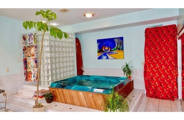 Historic skatepark w/ Hot Tub located near Abe Lincoln's home!