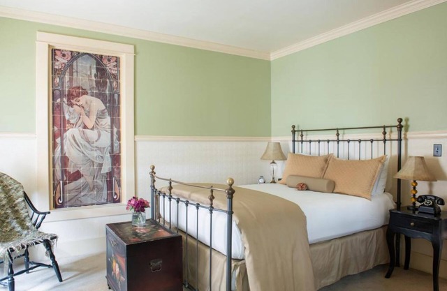 Historic Stay w/ Cozy Lounge, Beautiful Courtyard - Close to Trailhead