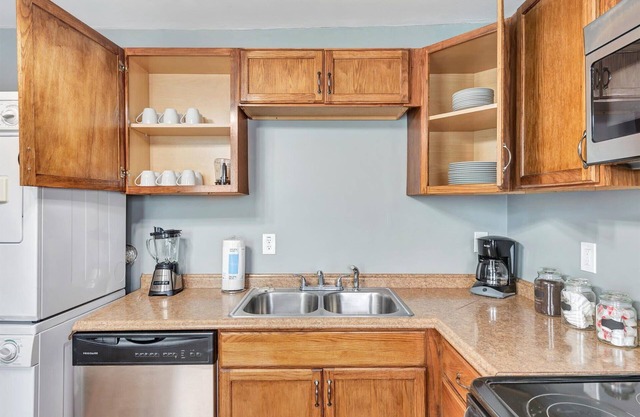Historic STL unit with 4 queen beds