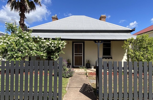 VALE COTTAGE M - Cosy - c1850 Walk to CBD