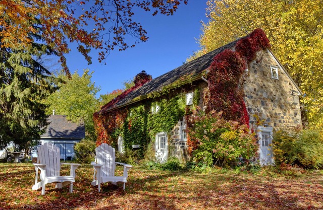 casa de piedra histórica en el río