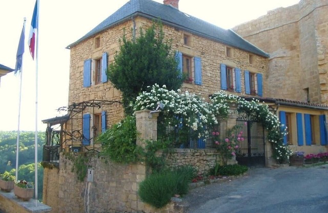 Histórica casa de piedra que comparte murallas del castillo del siglo XI en Dordogne Val