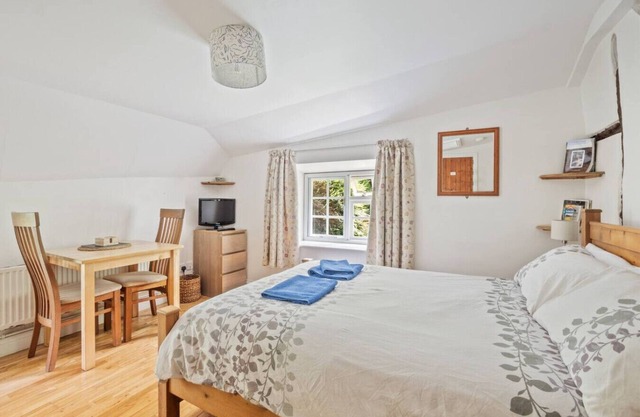 Historic studio annexe for two with New Forest on your doorstep