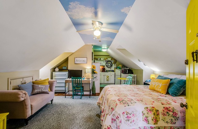 Historic studio with kitchenette & easy parking - near dining & walk to downtown