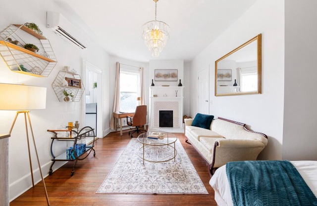 Historic Suite Near Mercer & Downtown