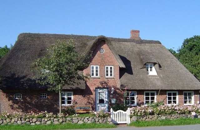 Histórica casa de paja en el norte de Frisia