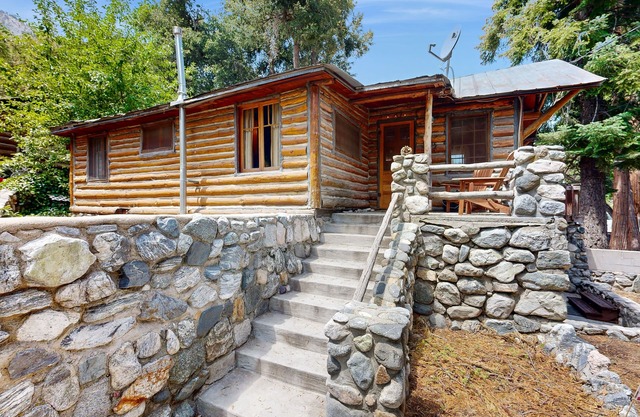 Historic Van Horn Log Cabin, rustic retreat with WiFi, close to hiking trails
