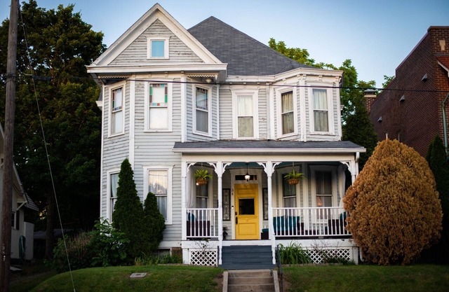 Historic Victorian - Walkable to Downtown Cape Girardeau - King Bed - Fast Wifi