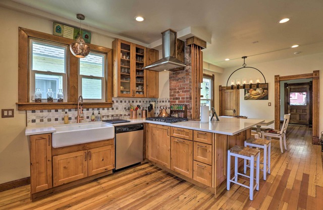 Historic Victorian Home in Downtown Idaho Springs!