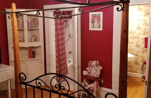 Historic Victorian Inn- Suite Roja