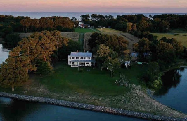 Historic Waterfront Farmhouse, Private Beach Access