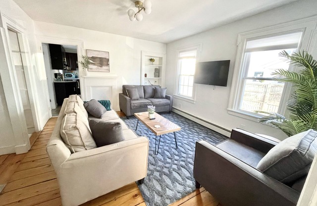 Historical 1st Floor 3BR APT Brunswick @ Bowdoin