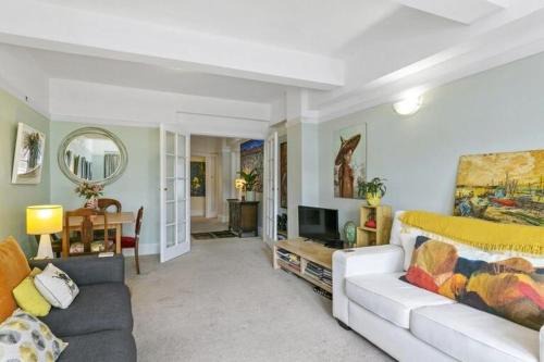Historical 2 beds apartment with Harbour Views in OBay