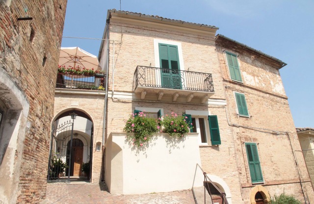 Centro histórico de Penne, animada ciudad colina Abruzzo cerca de las montañas y playas