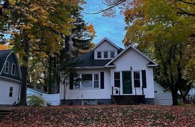 Historical home walkable to town & the beach with private hot tub & beach gear